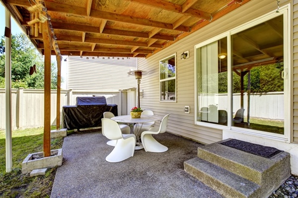 Summer Living: Designing the Perfect Concrete Porch for Your Minnesota Backyard
